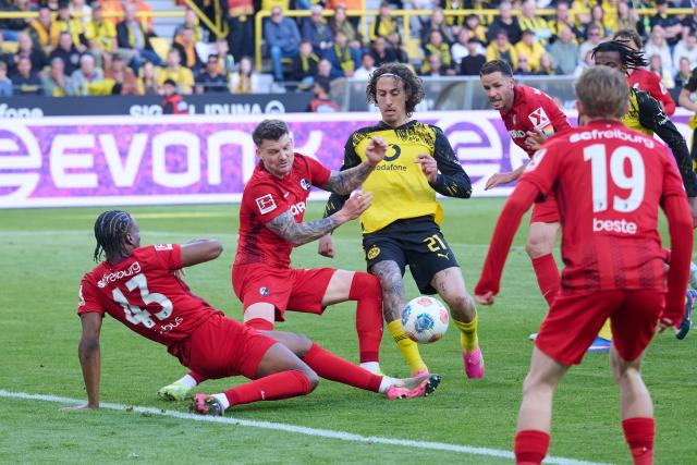 26 April 2026, North Rhine-Westphalia, Dortmund: Borussia Dortmund's Fabio Silva (C) scores his side's fourth goal during the German Bundesliga soccer match between Borussia Dortmund and SC Freiburg at Signal Iduna Park. Photo: Bernd Thissen/dpa - WICHTIGER HINWEIS: Gemäß den Vorgaben der DFL Deutsche Fußball Liga bzw. des DFB Deutscher Fußball-Bund ist es untersagt, in dem Stadion und/oder vom Spiel angefertigte Fotoaufnahmen in Form von Sequenzbildern und/oder videoähnlichen Fotostrecken zu verwerten bzw. verwerten zu lassen.