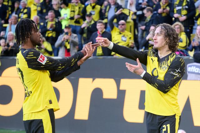 26 April 2026, North Rhine-Westphalia, Dortmund: Borussia Dortmund's Fabio Silva (R) celebrates scoring his side's fourth goal with teammate Carney Chukwuemeka during the German Bundesliga soccer match between Borussia Dortmund and SC Freiburg at Signal Iduna Park. Photo: Bernd Thissen/dpa - WICHTIGER HINWEIS: Gemäß den Vorgaben der DFL Deutsche Fußball Liga bzw. des DFB Deutscher Fußball-Bund ist es untersagt, in dem Stadion und/oder vom Spiel angefertigte Fotoaufnahmen in Form von Sequenzbildern und/oder videoähnlichen Fotostrecken zu verwerten bzw. verwerten zu lassen.