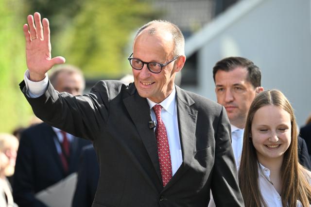 27 April 2026, North Rhine-Westphalia, Marsberg: German Chancellor Friedrich Merz visits the Carolus-Magnus-Gymnasium. Merz takes part in a panel discussion with the pupils on European issues. Photo: Federico Gambarini/dpa