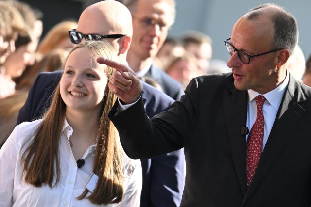 27 April 2026, North Rhine-Westphalia, Marsberg: German Chancellor Friedrich Merz visits the Carolus-Magnus-Gymnasium. Merz takes part in a panel discussion with the pupils on European issues. Photo: Federico Gambarini/dpa