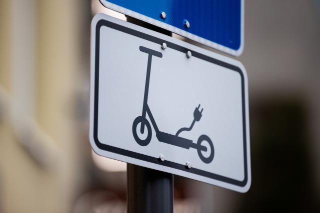 FILED - 30 October 2020, North Rhine-Westphalia, Cologne: A signpost indicates parking spaces for e-scooters. Photo: Rolf Vennenbernd/dpa