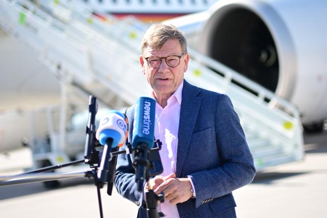27 April 2026, Berlin: Johann Wadephul, German Foreign Minister, gives a statement on the military section of Berlin Brandenburg Airport on an aircraft of the air force before his departure to the United Nations in New York. Photo: Sebastian Gollnow/dpa