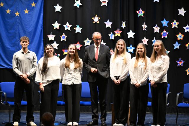 27 April 2026, North Rhine-Westphalia, Marsberg: German Chancellor Friedrich Merz (C) on stage with pupils from Carolus-Magnus-Gymnasium. Merz took part in a panel discussion with the pupils on European issues. Photo: Federico Gambarini/dpa