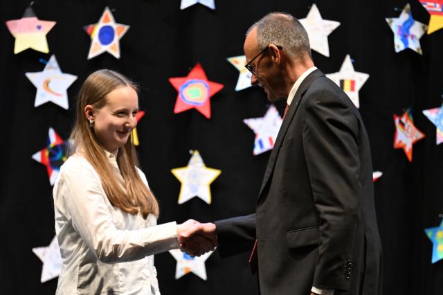 27 April 2026, North Rhine-Westphalia, Marsberg: German Chancellor Friedrich Merz says goodbye after a panel discussion with pupils from Carolus-Magnus-Gymnasium. He spoke with the pupils about European issues. Photo: Federico Gambarini/dpa