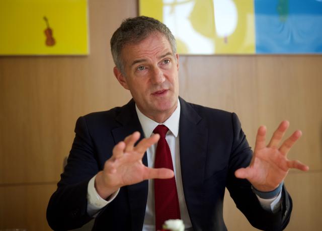 PRODUCTION - 27 April 2026, Berlin: Peter Kyle, British Minister for Trade and Industry, speaks at the British Embassy during an interview with dpa. Photo: Soeren Stache/dpa