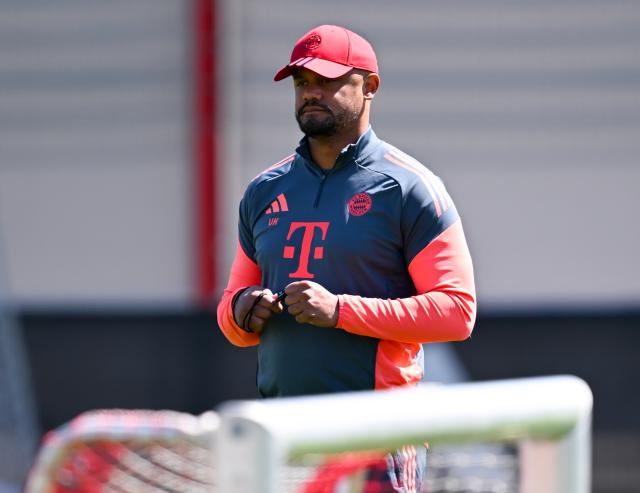 27 April 2026, Bavaria, Munich: Bayern Munich's coach Vincent Kompany watches over a training session ahead of Tuesday's UEFA Champions League soccer match against Paris Saint-Germain. Photo: Sven Hoppe/dpa