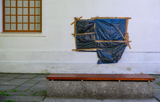 27 April 2026, Brandenburg, Cottbus: A masked area can be seen on the facade of the synagogue. The synagogue in Cottbus has once again become the target of right-wing extremist graffiti. The police are looking into how they can better protect the Jewish place of worship. After an inciting lettering on the synagogue in Cottbus, the Jewish place of worship has again been smeared with a right-wing extremist symbol within a short space of time. Photo: Patrick Pleul/dpa