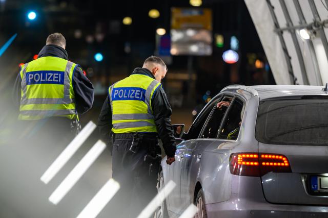 FILED - 19 February 2026, Brandenburg, Frankfurt (Oder): Two federal police officers check the driver of a car from Lithuania at the German-Polish border crossing as he enters Germany. Criticism of extending border controls until September is growing louder in Brandenburg. They have been in place since October 2023 with the aim of curbing irregular migration. Photo: Patrick Pleul/dpa