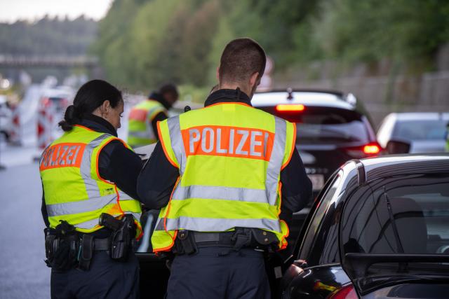 FILED - 13 September 2025, Rhineland-Palatinate, Trier: Police officers check the occupants of a vehicle at a checkpoint on the A64 near Trier. Photo: Harald Tittel/dpa