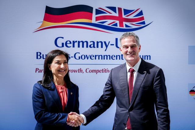 27 April 2026, Berlin: Katherina Reiche (CDU), German Minister for Economic Affairs and Energy, and her British counterpart Peter Kyle take part in the German-British Business Forum at Haus der Wirtschaft. Photo: Kay Nietfeld/dpa