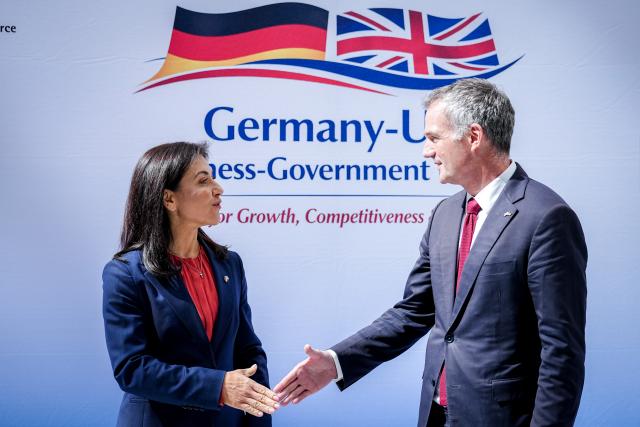 27 April 2026, Berlin: German Minister for Economic Affairs and Energy Katherina Reiche shakes hands with her British counterpart Peter Kyle during the German-British Economic Forum at the Haus der Wirtschaft. Photo: Kay Nietfeld/dpa