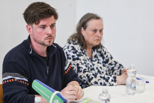 27 April 2026, North Rhine-Westphalia, Cologne: Antonius Michelmann (L), the brother of Eva Maria Michelmann, who is being held in Syria, speaks at a press conference alongside his mother, Rotraut Hake-Michelmann. Eva Maria Michelmann, a resident of Cologne, and the Kurdish journalist A. Polat disappeared in connection with a Syrian army offensive in the north of the country. Photo: Oliver Berg/dpa