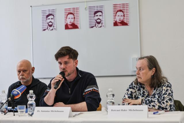27 April 2026, North Rhine-Westphalia, Cologne: Antonius Michelmann (C), the brother of Eva Maria Michelmann, who is being held in Syria, speaks at a press conference alongside his mother, Rotraut Hake-Michelmann (R), and the family's lawyer Frank Jasenski. Eva Maria Michelmann, a resident of Cologne, and the Kurdish journalist A. Polat disappeared in connection with a Syrian army offensive in the north of the country. Photo: Oliver Berg/dpa