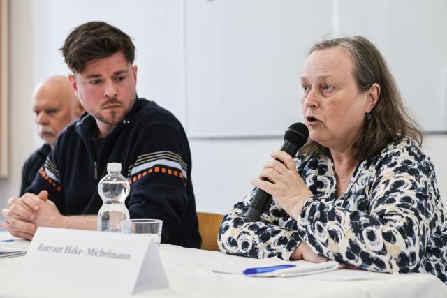 27 April 2026, North Rhine-Westphalia, Cologne: Rotraut Hake-Michelmann (R), mother of Eva Maria Michelmann, who is being held in Syria, speaks at a press conference alongside her son, Antonius Michelmann (C) and the family's lawyer Frank Jasenski. Eva Maria Michelmann, a resident of Cologne, and the Kurdish journalist A. Polat disappeared in connection with a Syrian army offensive in the north of the country. Photo: Oliver Berg/dpa