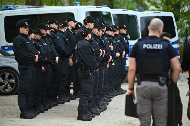27 April 2026, Schleswig-Holstein, Halstenbek: Riot police officers prepare to conduct a search near the forest by Lake Krupunder. Following the disappearance of a 35-year-old man, police plan to search the area around the lake in the Pinneberg district once again. Photo: Jonas Walzberg/dpa