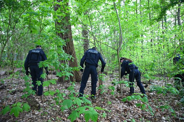 27 April 2026, Schleswig-Holstein, Halstenbek: Riot police officers search the woods near Lake Krupunder. Following the disappearance of a 35-year-old man, police plan to resume their search in the area around the lake in the Pinneberg district. Photo: Jonas Walzberg/dpa
