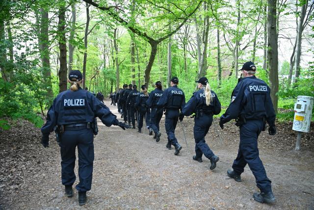 27 April 2026, Schleswig-Holstein, Halstenbek: Riot police officers search the woods near Lake Krupunder. Following the disappearance of a 35-year-old man, police plan to resume their search in the area around the lake in the Pinneberg district. Photo: Jonas Walzberg/dpa