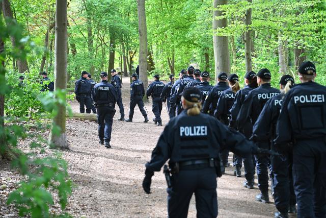 27 April 2026, Schleswig-Holstein, Halstenbek: Riot police officers search the woods near Lake Krupunder. Following the disappearance of a 35-year-old man, police plan to resume their search in the area around the lake in the Pinneberg district. Photo: Jonas Walzberg/dpa