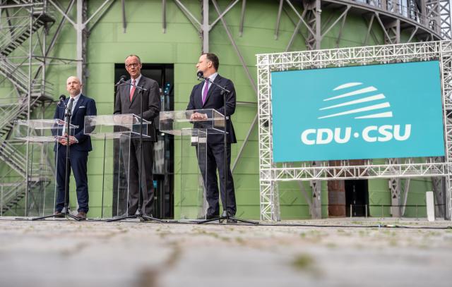 27 April 2026, Berlin: German Chancellor Friedrich Merz (C) stands between Jens Spahn, Christian Democratic Union (CDU)/Christian Social Union (CSU) parliamentary group leader in the Bundestag, and Alexander Hoffmann, chairman of the CSU regional group in the Bundestag, during a press statement at the two-day closed-door meeting of the executive committee of the CDU/CSU parliamentary group in the Bundestag. Photo: Michael Kappeler/dpa