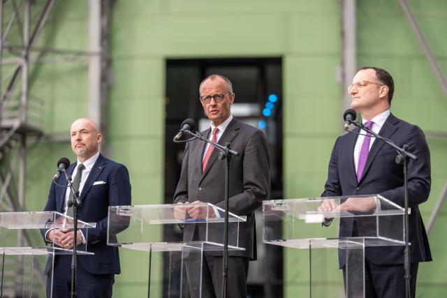 27 April 2026, Berlin: German Chancellor Friedrich Merz (C) stands between Jens Spahn, Christian Democratic Union (CDU)/Christian Social Union (CSU) parliamentary group leader in the Bundestag, and Alexander Hoffmann, chairman of the CSU regional group in the Bundestag, during a press statement at the two-day closed-door meeting of the executive committee of the CDU/CSU parliamentary group in the Bundestag. Photo: Michael Kappeler/dpa