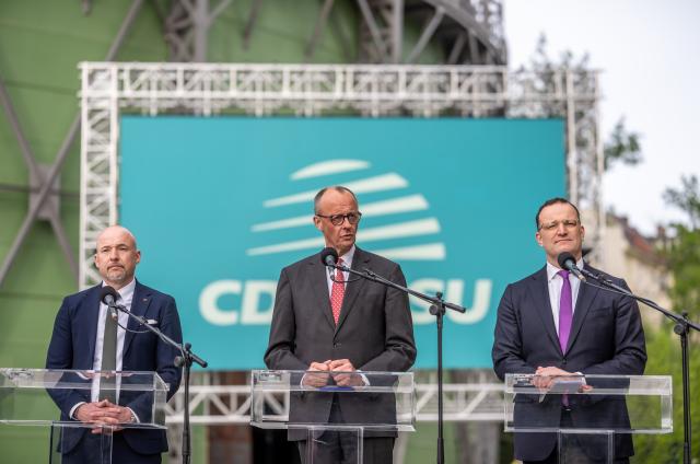 27 April 2026, Berlin: German Chancellor Friedrich Merz (C) stands between Jens Spahn, Christian Democratic Union (CDU)/Christian Social Union (CSU) parliamentary group leader in the Bundestag, and Alexander Hoffmann, chairman of the CSU regional group in the Bundestag, during a press statement at the two-day closed-door meeting of the executive committee of the CDU/CSU parliamentary group in the Bundestag. Photo: Michael Kappeler/dpa