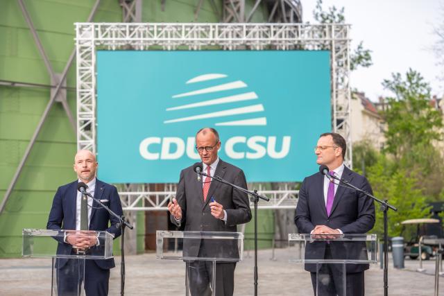 27 April 2026, Berlin: German Chancellor Friedrich Merz (C) stands between Jens Spahn, Christian Democratic Union (CDU)/Christian Social Union (CSU) parliamentary group leader in the Bundestag, and Alexander Hoffmann, chairman of the CSU regional group in the Bundestag, during a press statement at the two-day closed-door meeting of the executive committee of the CDU/CSU parliamentary group in the Bundestag. Photo: Michael Kappeler/dpa
