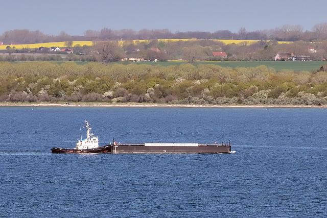 27 April 2026, Mecklenburg-Western Pomerania, Wismar: A barge (R) is being pushed by the tugboat "Robin Hood" on the Baltic Sea. The barge is intended to transport the humpback whale across the Baltic Sea to the North Sea. Photo: Bodo Marks/dpa
