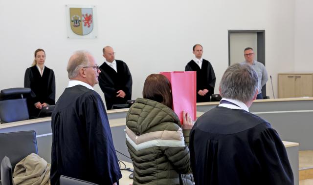 28 April 2026, Mecklenburg-Western Pomerania, Rostock: (L-R)Thomas Loecker, lawyer, the defendant and Andreas Ohm, lawyer, wait in the courtroom of the regional court for the start of the murder trial in the Fabian case. The defendant is accused of treacherously killing Fabian from Güstrow, who was eight years old at the time, on October 10, 2025 for base motives. Photo: Bernd Wüstneck/dpa