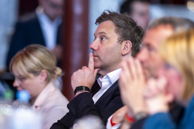 28 April 2026, North Rhine-Westphalia, Bielefeld: Lars Klingbeil, SPD party chairman, German Vice-Chancellor and Finance Minister, follows the closed meeting of the SPD regional groups of North Rhine-Westphalia and Lower Saxony in the Hechelei. The 50 or so members of the Bundestag spend two days discussing the welfare state as well as labor market and industrial policy. Photo: David Inderlied/dpa