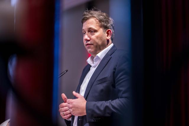 28 April 2026, North Rhine-Westphalia, Bielefeld: Lars Klingbeil, SPD party chairman, German Vice-Chancellor and Finance Minister, speaks at the closed meeting of the SPD regional groups for North Rhine-Westphalia and Lower Saxony in the Hechelei. The approximately 50 members of the Bundestag will spend two days discussing the welfare state as well as labor market and industrial policy. Photo: David Inderlied/dpa