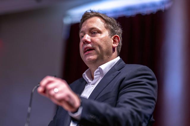 28 April 2026, North Rhine-Westphalia, Bielefeld: Lars Klingbeil, SPD party chairman, German Vice-Chancellor and Finance Minister, speaks at the closed meeting of the SPD regional groups for North Rhine-Westphalia and Lower Saxony in the Hechelei. The approximately 50 members of the Bundestag will spend two days discussing the welfare state as well as labor market and industrial policy. Photo: David Inderlied/dpa