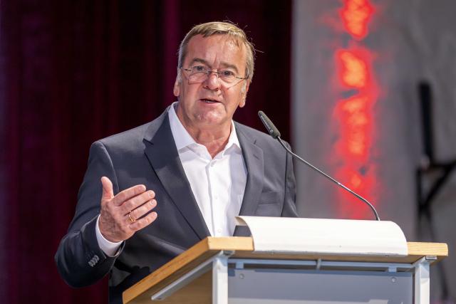 28 April 2026, North Rhine-Westphalia, Bielefeld: Boris Pistorius, Minister of Defense, speaks at the closed meeting of the SPD regional groups of North Rhine-Westphalia and Lower Saxony in the Hechelei. The approximately 50 members of the Bundestag spend two days discussing the welfare state as well as labor market and industrial policy. Photo: David Inderlied/dpa