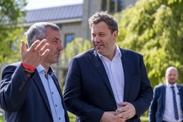 28 April 2026, North Rhine-Westphalia, Bielefeld: Lars Klingbeil (R), Party Chairman, German Vice-Chancellor and Finance Minister, talks to Johann Saathoff, Member of the Bundestag, Chairman of the Lower Saxony/Bremen regional group in the Bundestag, before the Hechelei and takes part in the closed meeting of the SPD regional groups in North Rhine-Westphalia and Lower Saxony. Photo: David Inderlied/dpa