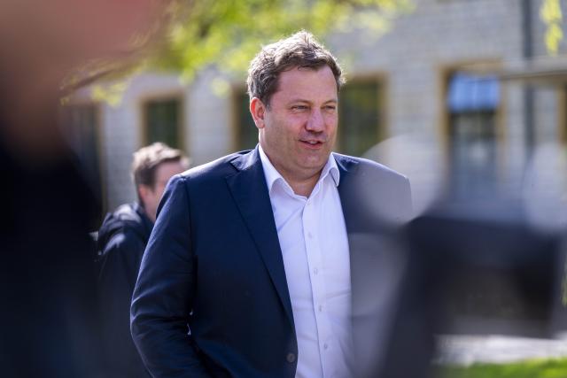 28 April 2026, North Rhine-Westphalia, Bielefeld: Lars Klingbeil (C), party chairman, Vice-Chancellor and Finance Minister, attends the closed meeting of the SPD regional groups of North Rhine-Westphalia and Lower Saxony in the Hechelei. Photo: David Inderlied/dpa