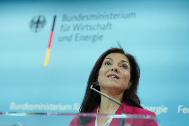 28 April 2026, Berlin: Katherina Reiche, German Minister for Economic Affairs and Energy, speaks at a press conference at the Federal Ministry for Economic Affairs and Energy. The Federal Minister for Digital Affairs and State Modernization, Wildberger, and representatives of the Expert Commission on Competition and Artificial Intelligence will also be present. Photo: Kay Nietfeld/dpa