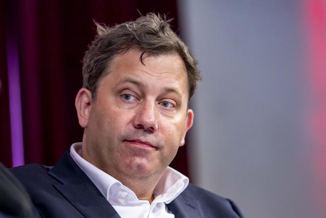 28 April 2026, North Rhine-Westphalia, Bielefeld: Lars Klingbeil, party leader, Vice-Chancellor and Finance Minister, attends the closed meeting of the SPD regional groups of North Rhine-Westphalia and Lower Saxony in the Hechelei. Photo: David Inderlied/dpa