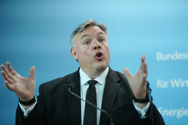 28 April 2026, Berlin: Rolf Schumann, Co-CEO Schwarz Digits, one of the chairmen of the Expert Commission on Competition and Artificial Intelligence, speaks at a press conference with the Federal Minister for Economic Affairs and Energy, Reiche, the Federal Minister for Digital Affairs and State Modernization, Wildberger, and representatives of the Expert Commission on Competition and Artificial Intelligence. Photo: Kay Nietfeld/dpa