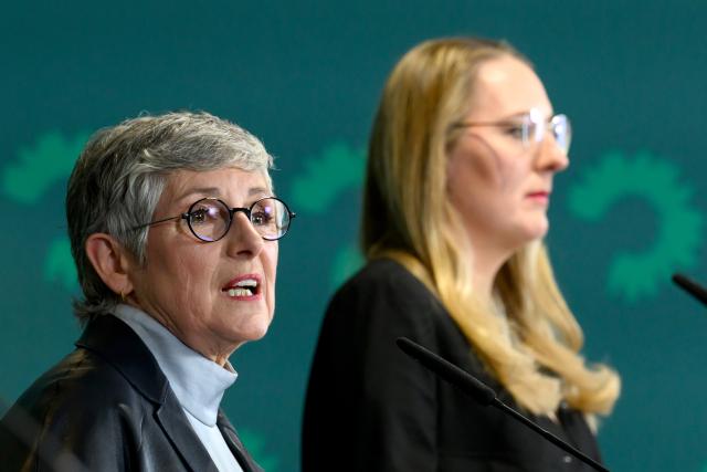 28 April 2026, Saxony, Leipzig: Britta Hasselmann (L), parliamentary group leader, and Katharina Dröge, parliamentary group leader, speak at the start of the Alliance 90/The Greens parliamentary group retreat. The members of the parliamentary group meet in the trade fair city for a two-day retreat. Photo: Hendrik Schmidt/dpa