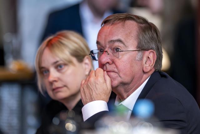 28 April 2026, North Rhine-Westphalia, Bielefeld: Boris Pistorius (R), Minister of Defense, follows the panel discussion at the closed meeting of the SPD regional groups of North Rhine-Westphalia and Lower Saxony in the Hechelei. Photo: David Inderlied/dpa