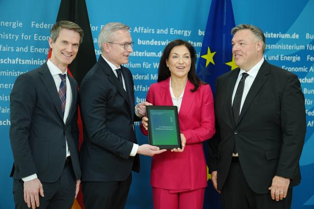 28 April 2026, Berlin: Katherina Reiche, German Minister for Economic Affairs and Energy, and Karsten Wildberger (2-L), German Minister for Digital and State Modernization, hold a press conference at the Federal Ministry for Economic Affairs and Energy with Rupprecht Podszun (l), Professor at Heinrich Heine University Duesseldorf (HHU), and Rolf Schumann (R), Co-CEO Schwarz Digits, representative of the Expert Commission on Competition and Artificial Intelligence. Photo: Kay Nietfeld/dpa