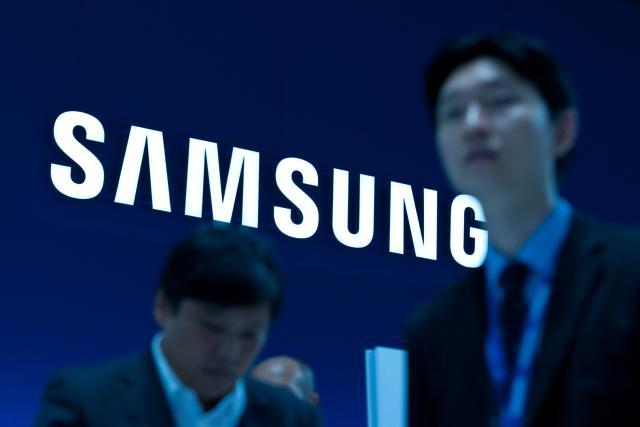 FILED - 01 September 2012, Berlin: The logo of the South Korean company Samsung is seen at the International Consumer Electronics Fair IFA. Photo: Robert Schlesinger/dpa-Zentralbild/dpa