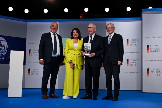28 April 2026, Bavaria, Gmund Am Tegernsee: (L-R) President of the Bavarian Industry Association (VBW) Wolfram Hatz, publisher of Weimer Media Group Christiane Goetz-Weimer, Honorary chairman of the Christian Social Union in Bavaria (CSU) and former German Minister of Finance Theo Waigel and former Austrian Chancellor Wolfgang Schuessel stand on stage at the Ludwig Erhard Summit following the presentation of the "Media Freedom Award" to Waigel. Photo: Sven Hoppe/dpa