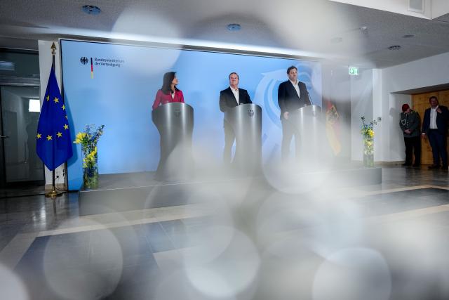 28 April 2026, Berlin: (L-R) German Minister for Economic Affairs and Energy Katherina Reiche, Minister of Defense Boris Pistorius and Minister of Finance Lars Klingbeil speak during a press conference following a roundtable discussion on strengthening German-Ukrainian cooperation in the security and defense industry. Photo: Kay Nietfeld/dpa