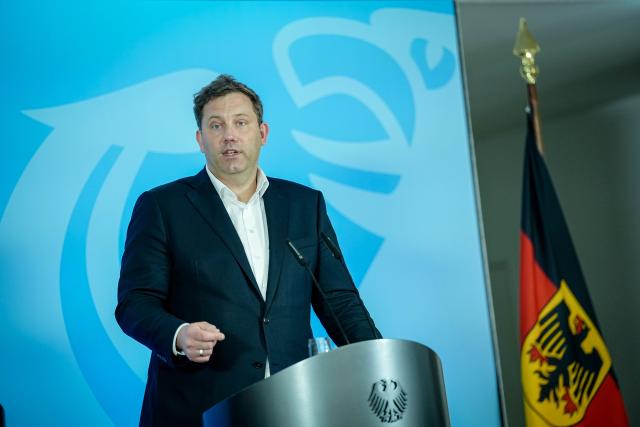 28 April 2026, Berlin: German Minister of Finance Lars Klingbeil speaks during a press conference following a roundtable discussion on strengthening German-Ukrainian cooperation in the security and defense industry. Photo: Kay Nietfeld/dpa