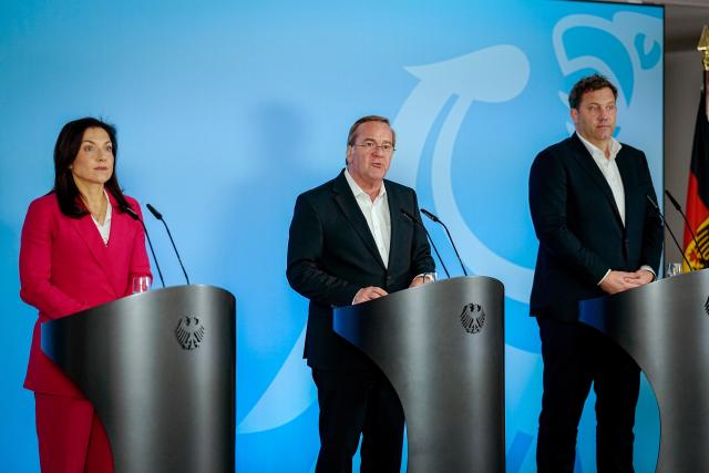 28 April 2026, Berlin: (L-R) German Minister for Economic Affairs and Energy Katherina Reiche, Minister of Defense Boris Pistorius and Minister of Finance Lars Klingbeil speak during a press conference following a roundtable discussion on strengthening German-Ukrainian cooperation in the security and defense industry. Photo: Kay Nietfeld/dpa