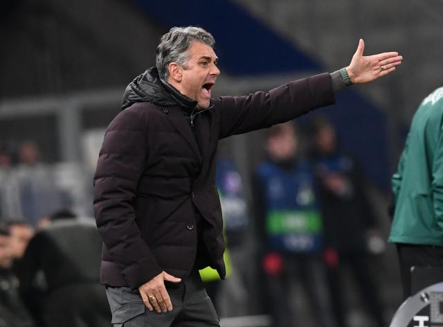 FILED - 07 November 2023, Hamburg: Shakhtar Donetsk coach Darijo Srna gives instructions to his players from the touchline during the UEFA Champions League Group H soccer match between Shakhtar Donetsk and Barcelona at Volksparkstadion. Photo: Daniel Bockwoldt/dpa