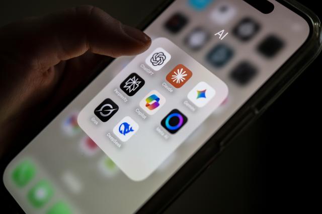 FILED - 22 October 2025, Mecklenburg-Western Pomerania, Schwerin: Several AI applications can be seen on a smartphone screen, including ChatGPT, Claude, Gemini, Perplexity, Microsoft Copilot, Meta AI, Grok and DeepSeek. Photo: Philip Dulian/dpa