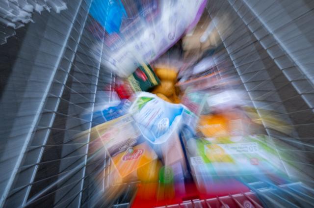 FILED - 13 February 2026, Mecklenburg-Western Pomerania, Schwerin: Groceries in a shopping cart are being pushed across the parking lot in front of a shopping center in Schwerin. Photo: Jens Büttner/dpa