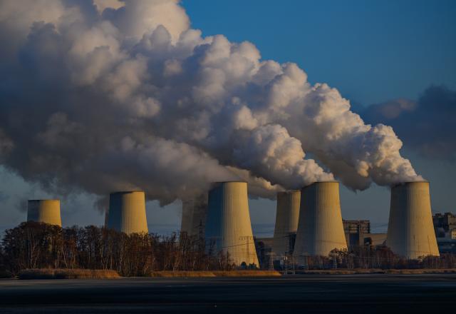 FILED - 26 November 2024, Brandenburg, Peitz: Steam rises from the cooling towers of the Jaenschwalde lignite-fired power plant operated by Lausitz Energie Bergbau AG (LEAG). Photo: Patrick Pleul/dpa