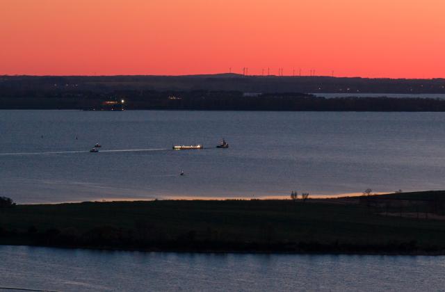 28 April 2026, Mecklenburg-Western Pomerania, Wismar: The ship "Robin Hood" pulls the barge with the beached whale towards the Baltic Sea in the evening. Photo: Bodo Marks/dpa